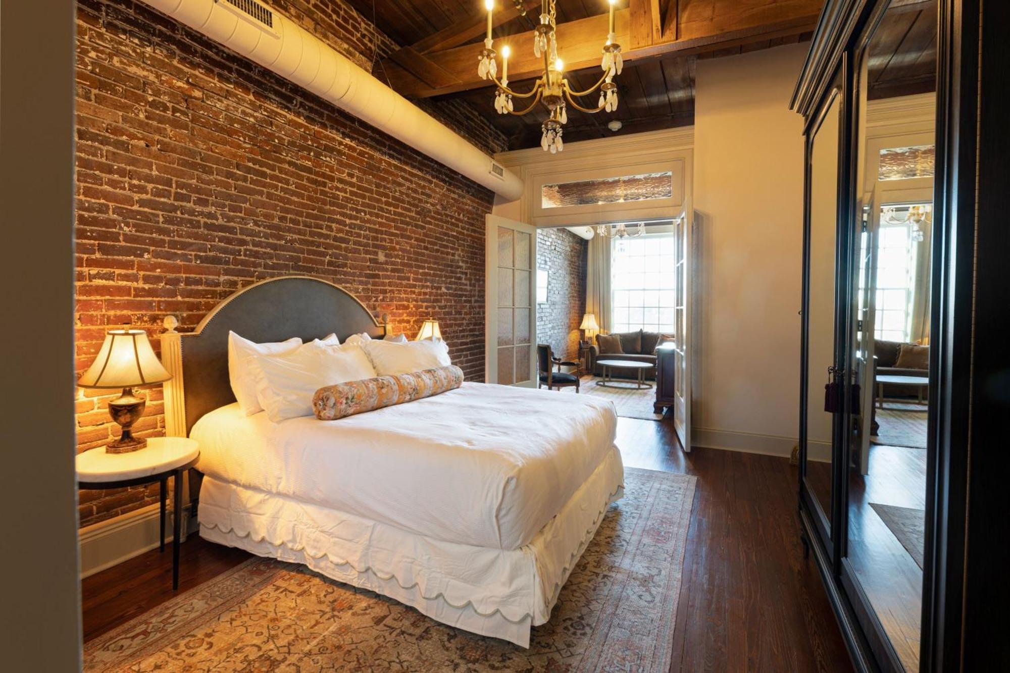Hotel Cleo, Knoxville Downtown, A Tribute Portfolio Hotel 외부 사진